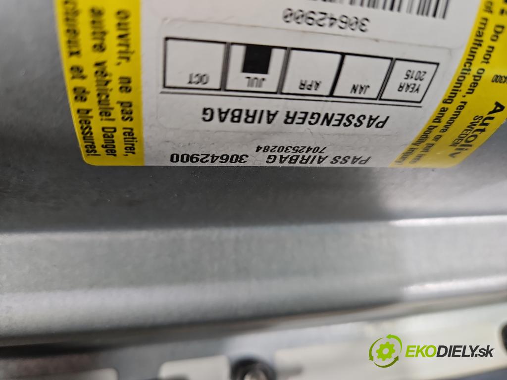 Volvo XC90 I 2002-2014 2.9 T6 272 HP automatic 200 kW 2922 cm3 5- kokpit,pristrojová doska rozdeľovacia