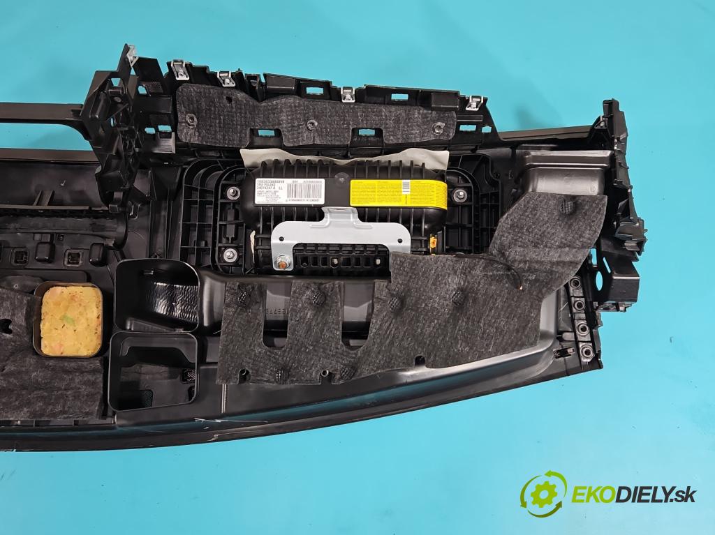 Mercedes CLS II C218 2010-2018 4.7 V8 (278922) automatic 315 kW 4664 cm3 4- kokpit,pristrojová doska rozdeľovacia
