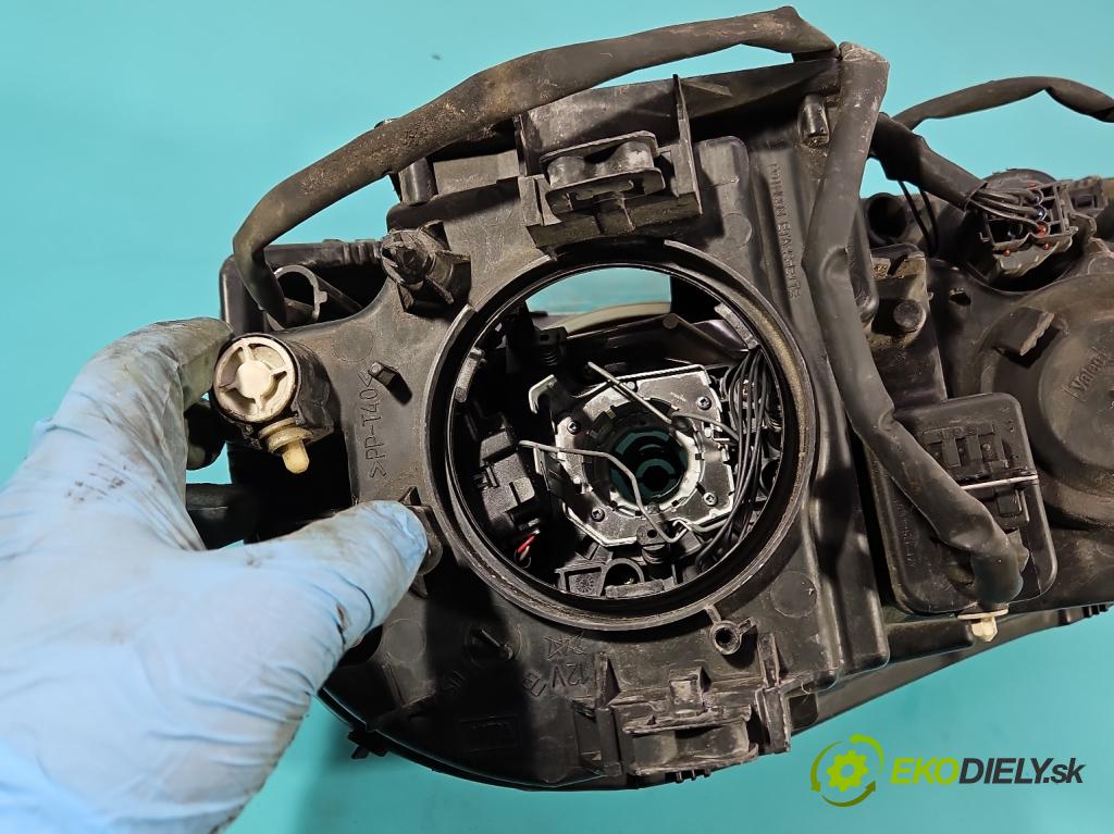 Volvo XC90 I 2002-2014 2.9 T6 272 HP automatic 200 kW 2922 cm3 5- Reflektor: pravý  (Pravé)