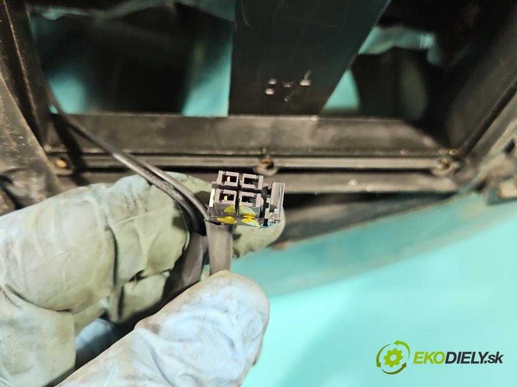 Volvo XC90 I 2002-2014 2.9 T6 272 HP automatic 200 kW 2922 cm3 5- Reflektor: pravý  (Pravé)