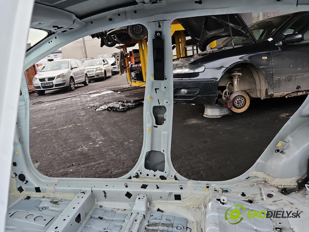 Ford Fiesta MK8 2016-2023 1.1 71 hp manual 52 kW 1084 cm3 5- práh pravý  (Ostatní)