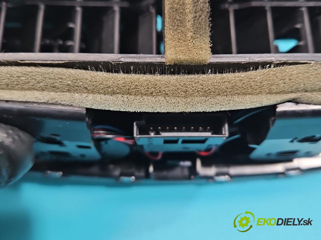 Audi A8 D4 2009-2017 3.0 V6 tdi 250 HP automatic 184 kW 2967 cm3 4- Mřížka: kúrenia stredová 4H0819203A (Mriežky kúrenia (fukáre))