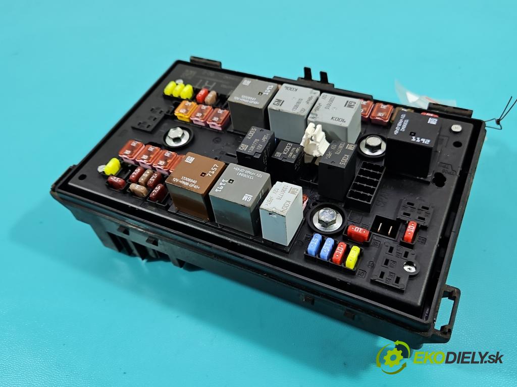 Opel Astra IV 2009-2015 1.4 T 140 hp manual 103 kW 1362 cm3 5- skříňka pojistková 13343763RT (Pojistkové skříňky)