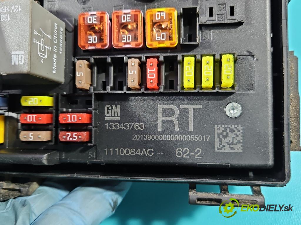 Opel Astra IV 2009-2015 1.4 T 140 hp manual 103 kW 1362 cm3 5- skříňka pojistková 13343763RT (Pojistkové skříňky)