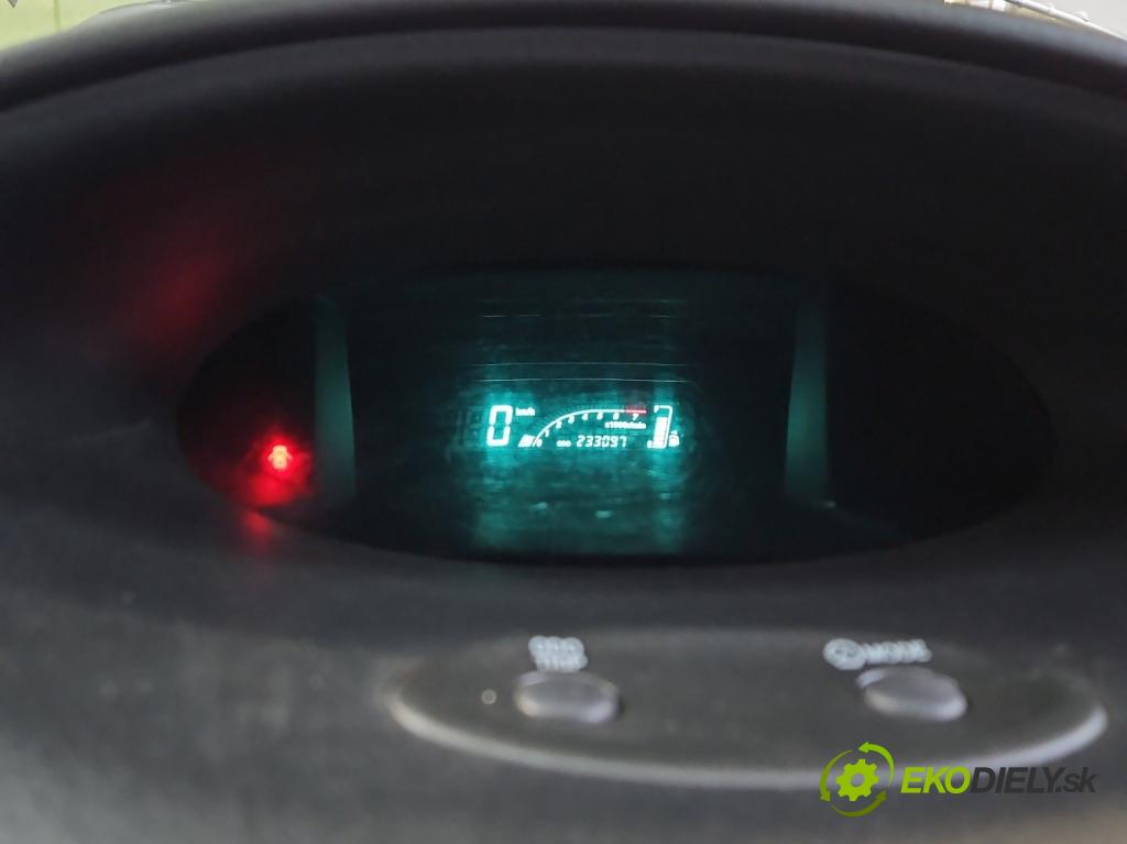 Toyota Yaris I 1999-2005 1.0 vvti 65 HP manual 48 kW 998 cm3 5- prístrojovka/ budíky  (Prístrojové dosky, displeje)