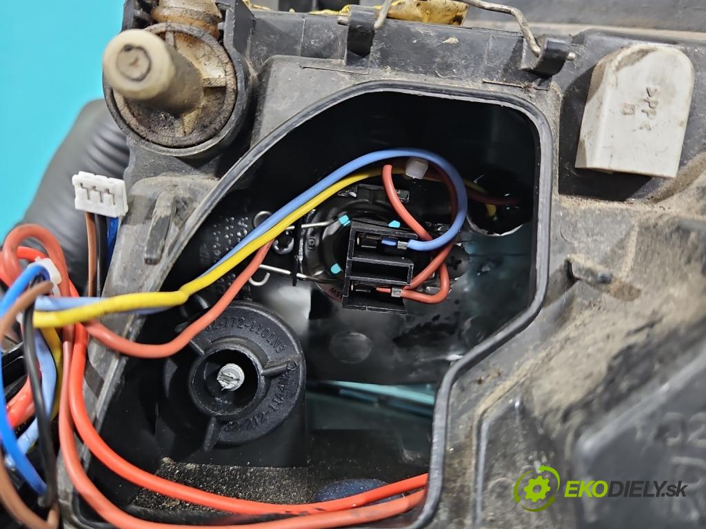 Audi A4 B5 1994-2001 1.9 tdi 90 HP manual 66 kW 1896 cm3 4- Reflektor: pravý  (Pravé)