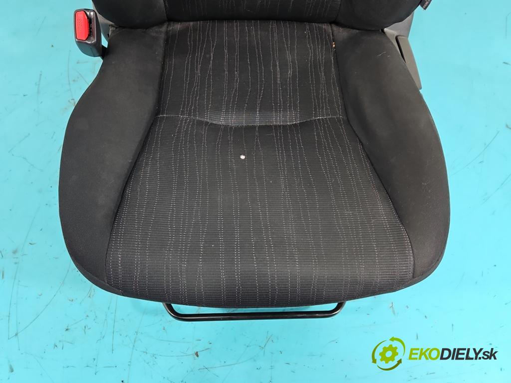 Toyota Corolla E15 2007-2014 1.4 D4D 90 HP manual 66 kW 1364 cm3 4- Sedačka ľavý  (Sedačky, sedadlá)