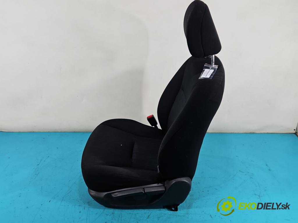 Toyota Corolla E15 2007-2014 1.4 D4D 90 HP manual 66 kW 1364 cm3 4- Sedačka ľavý  (Sedačky, sedadlá)