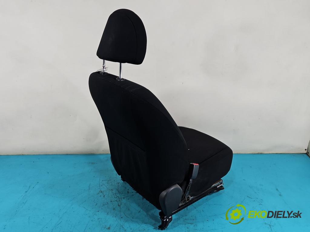 Toyota Corolla E15 2007-2014 1.4 D4D 90 HP manual 66 kW 1364 cm3 4- Sedačka ľavý  (Sedačky, sedadlá)