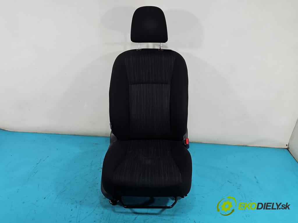 Toyota Corolla E15 2007-2014 1.4 D4D 90 HP manual 66 kW 1364 cm3 4- Sedačka pravý  (Sedačky, sedadlá)