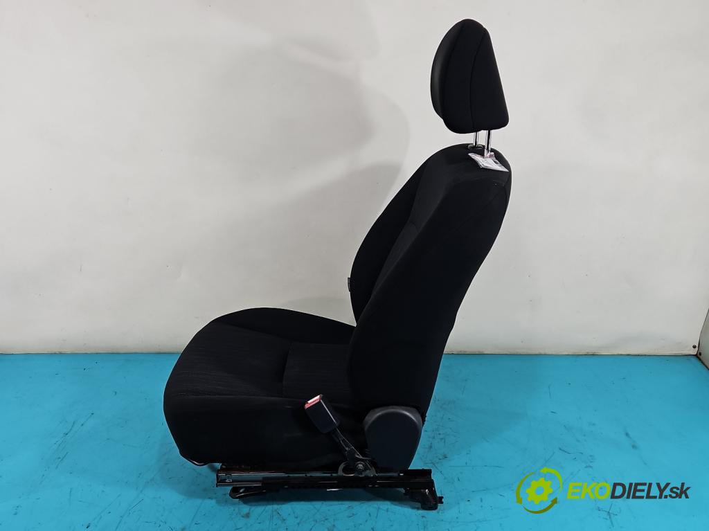 Toyota Corolla E15 2007-2014 1.4 D4D 90 HP manual 66 kW 1364 cm3 4- Sedačka pravý  (Sedačky, sedadlá)