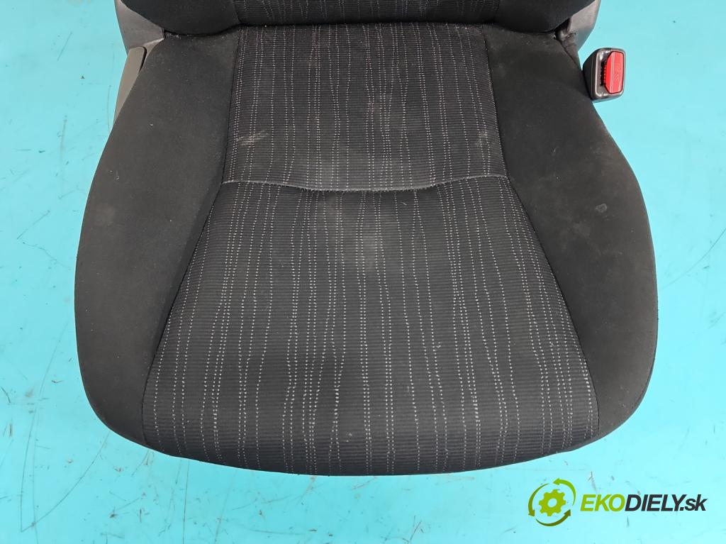 Toyota Corolla E15 2007-2014 1.4 D4D 90 HP manual 66 kW 1364 cm3 4- Sedačka pravý  (Sedačky, sedadlá)