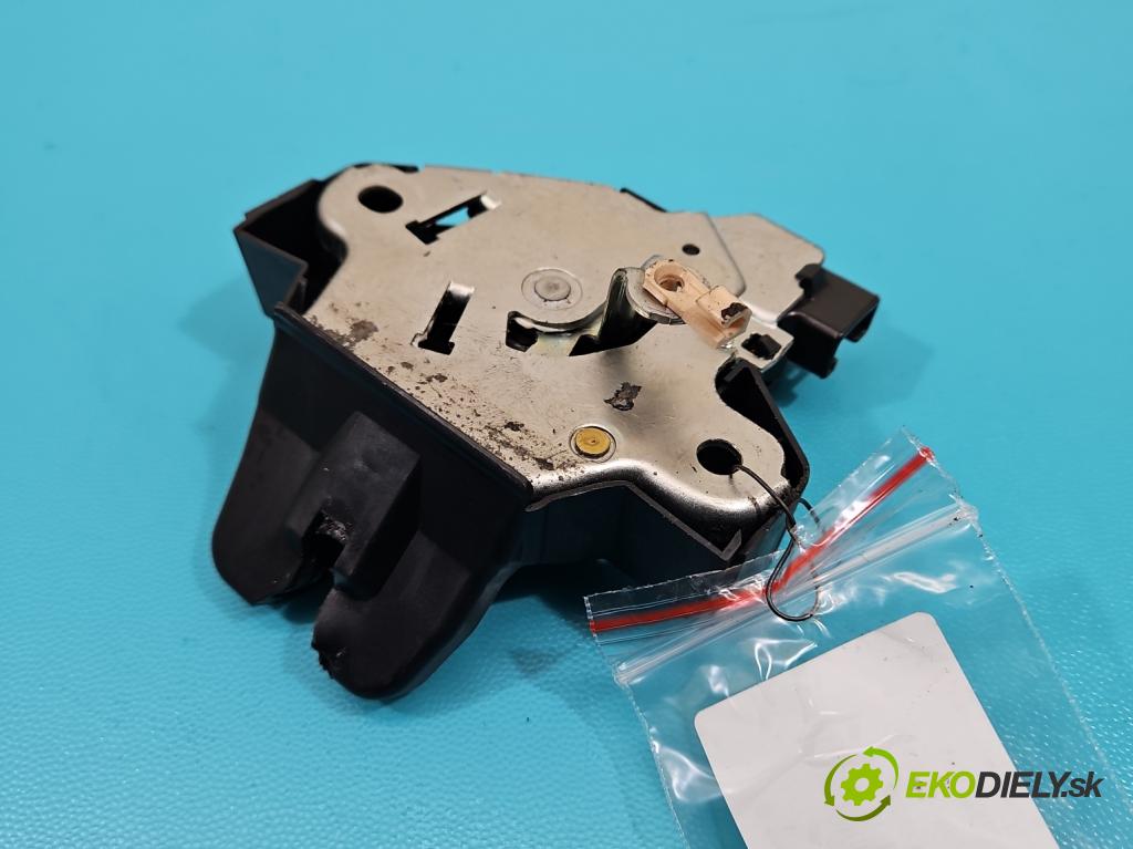 Toyota Corolla E15 2007-2014 1.4 D4D 90 hp manual 66 kW 1364 cm3 4- zámek kufrových dveří zadní 