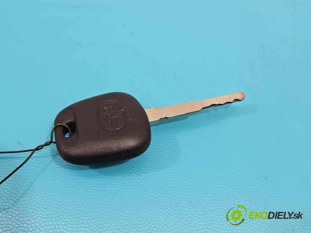 Toyota Yaris I 1999-2005 1.0 vvti 65 HP manual 48 kW 998 cm3 5- rukoväť predné ľavé mimo:  (Vonkajšie predné ľavé)