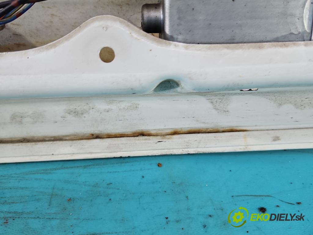 Suzuki Swift Mk5 1989-2004 1.0 JEDEN: 53KM manual 39 kW 993 cm3 5- zadní kufrové dveře  (Zadní kapoty)