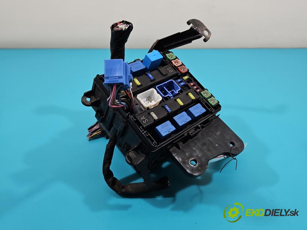 Suzuki Grand Vitara II 2005-2014 2.0 16V 140 hp manual 103 kW 1995 cm3 5- skříňka pojistková  (Pojistkové skříňky)