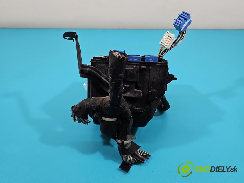 Suzuki Grand Vitara II 2005-2014 2.0 16V 140 hp manual 103 kW 1995 cm3 5- skříňka pojistková  (Pojistkové skříňky)