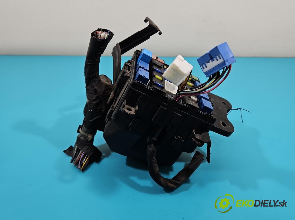 Suzuki Grand Vitara II 2005-2014 2.0 16V 140 hp manual 103 kW 1995 cm3 5- skříňka pojistková  (Pojistkové skříňky)