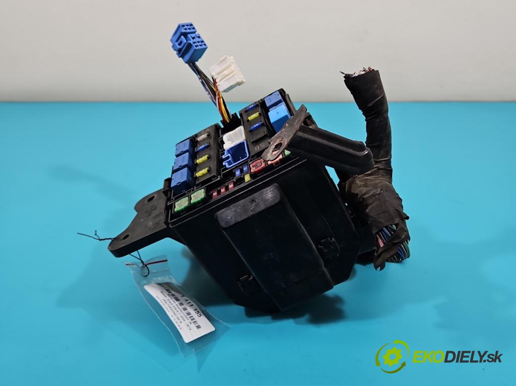 Suzuki Grand Vitara II 2005-2014 2.0 16V 140 hp manual 103 kW 1995 cm3 5- skříňka pojistková  (Pojistkové skříňky)