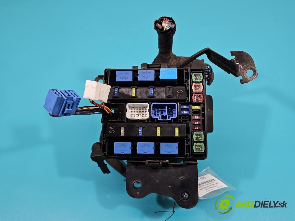 Suzuki Grand Vitara II 2005-2014 2.0 16V 140 hp manual 103 kW 1995 cm3 5- skříňka pojistková  (Pojistkové skříňky)