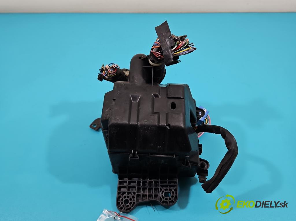 Suzuki Grand Vitara II 2005-2014 2.0 16V 140 hp manual 103 kW 1995 cm3 5- skříňka pojistková  (Pojistkové skříňky)