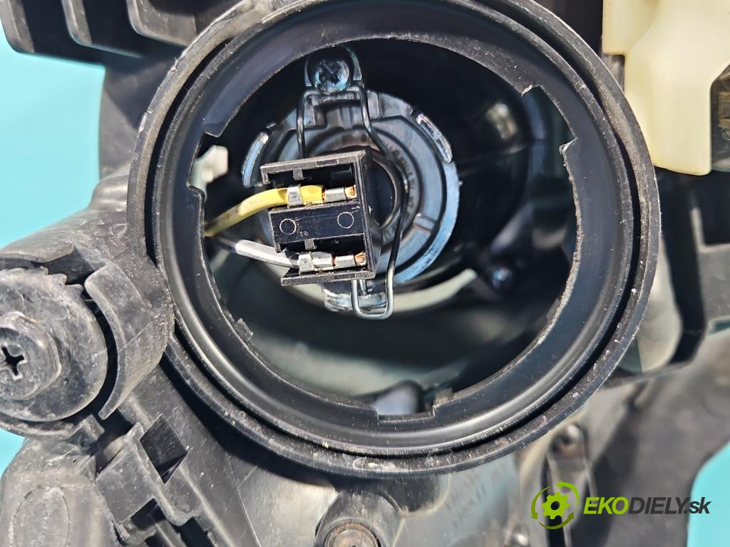 Hyundai I30 I 2007-2012 1.6 16V 122 HP manual 90 kW 1591 cm3 5- Reflektor: pravý 92102-2LXXX (Pravé)