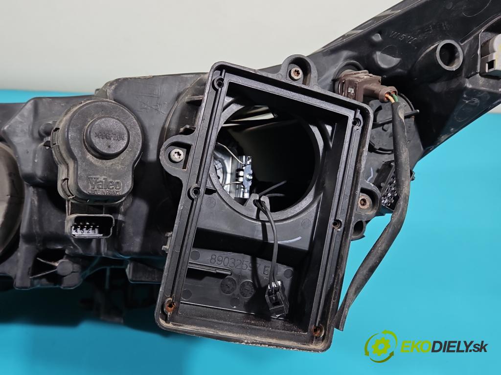 Citroen C4 I 2004-2011 1.6 16V 109 HP manual 80 kW 1587 cm3 5- Reflektor: pravý 9646894280 (Pravé)