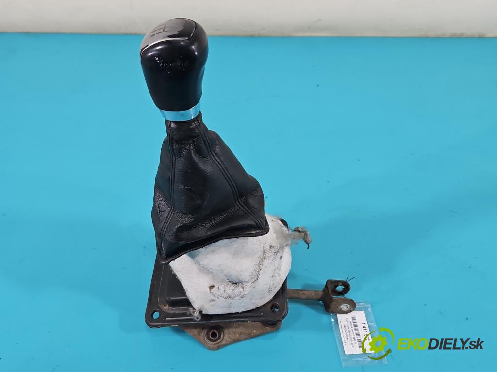 Suzuki Grand Vitara II 2005-2014 2.0 16V 140 HP manual 103 kW 1995 cm3 5- Páka: Změny: stupeň,rýchlosť  (Rýchlostná páka (kulisa))