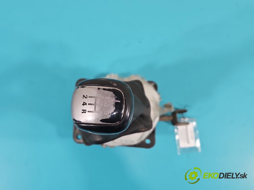 Suzuki Grand Vitara II 2005-2014 2.0 16V 140 HP manual 103 kW 1995 cm3 5- Páka: Změny: stupeň,rýchlosť  (Rýchlostná páka (kulisa))