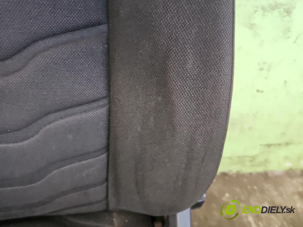 Iveco Daily V 2014- 2.3 HPI 145 HP manual 107 kW 2287 cm3 5- Sedačka ľavý  (Sedačky, sedadlá)