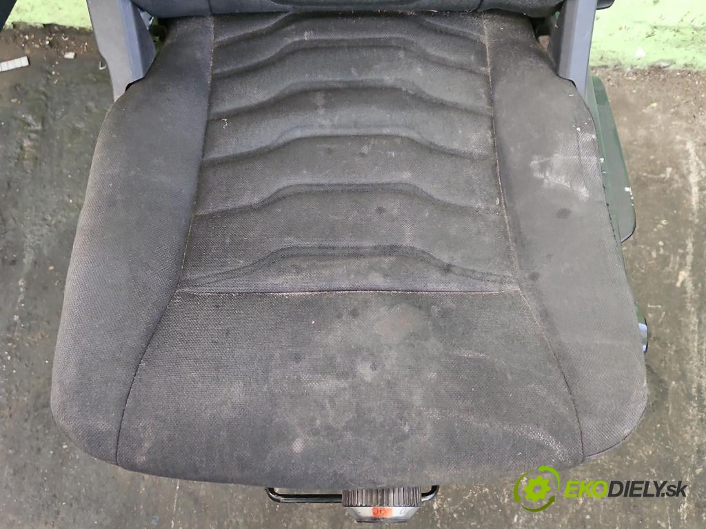 Iveco Daily V 2014- 2.3 HPI 145 HP manual 107 kW 2287 cm3 5- Sedačka ľavý  (Sedačky, sedadlá)
