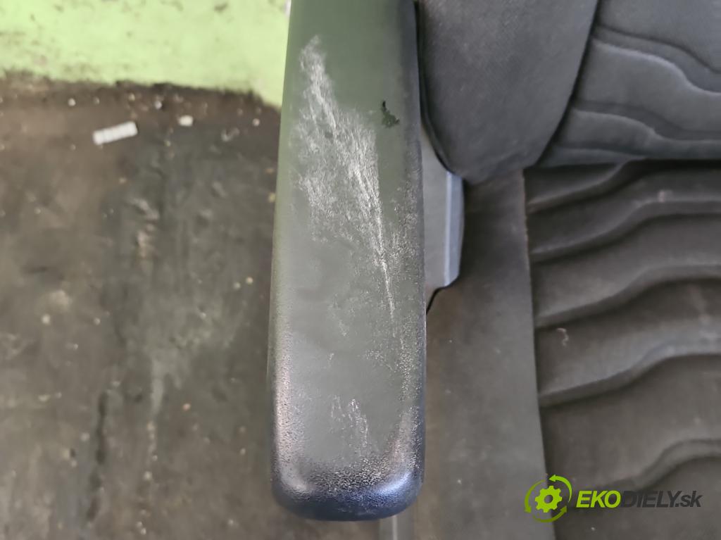 Iveco Daily V 2014- 2.3 HPI 145 HP manual 107 kW 2287 cm3 5- Sedačka ľavý  (Sedačky, sedadlá)