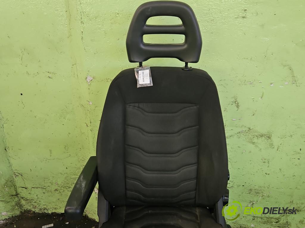 Iveco Daily V 2014- 2.3 HPI 145 HP manual 107 kW 2287 cm3 5- Sedačka ľavý  (Sedačky, sedadlá)
