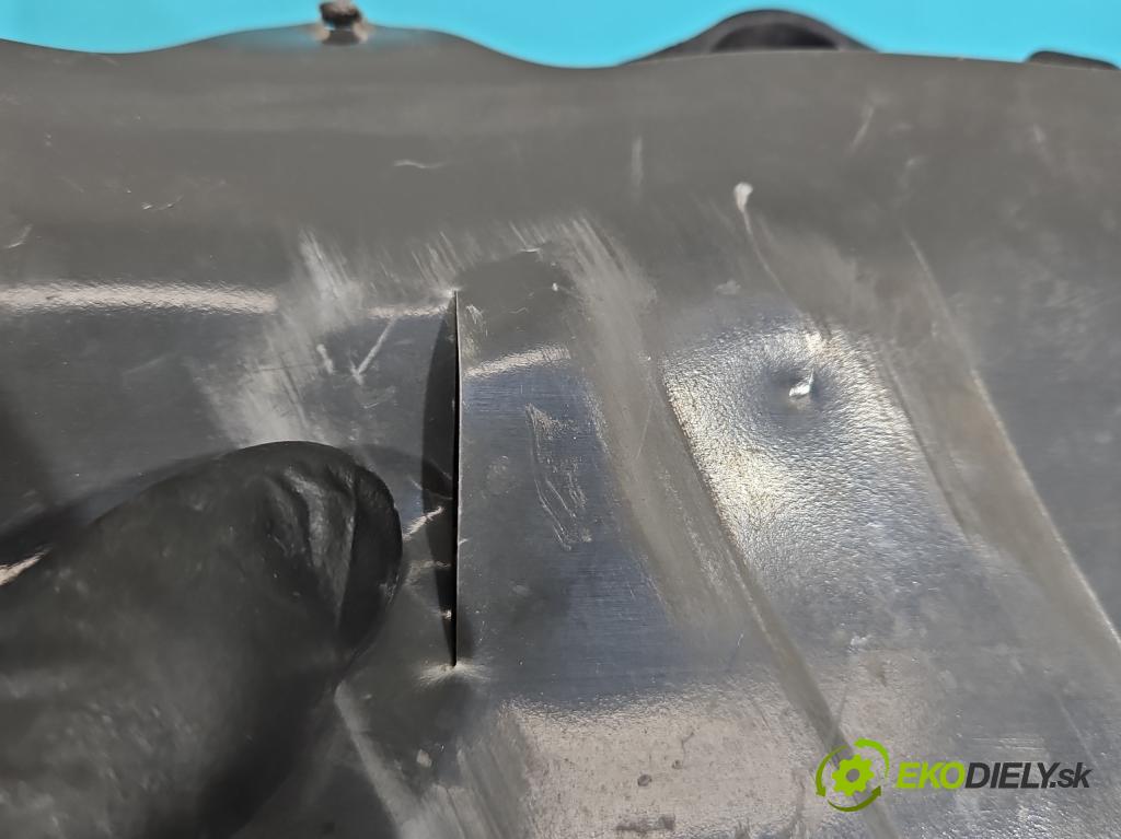 Tesla Model S 0.0b: 367hp automatic 270 kW 5- rukoväť predné ľavé mimo: (Vonkajšie predné ľavé)