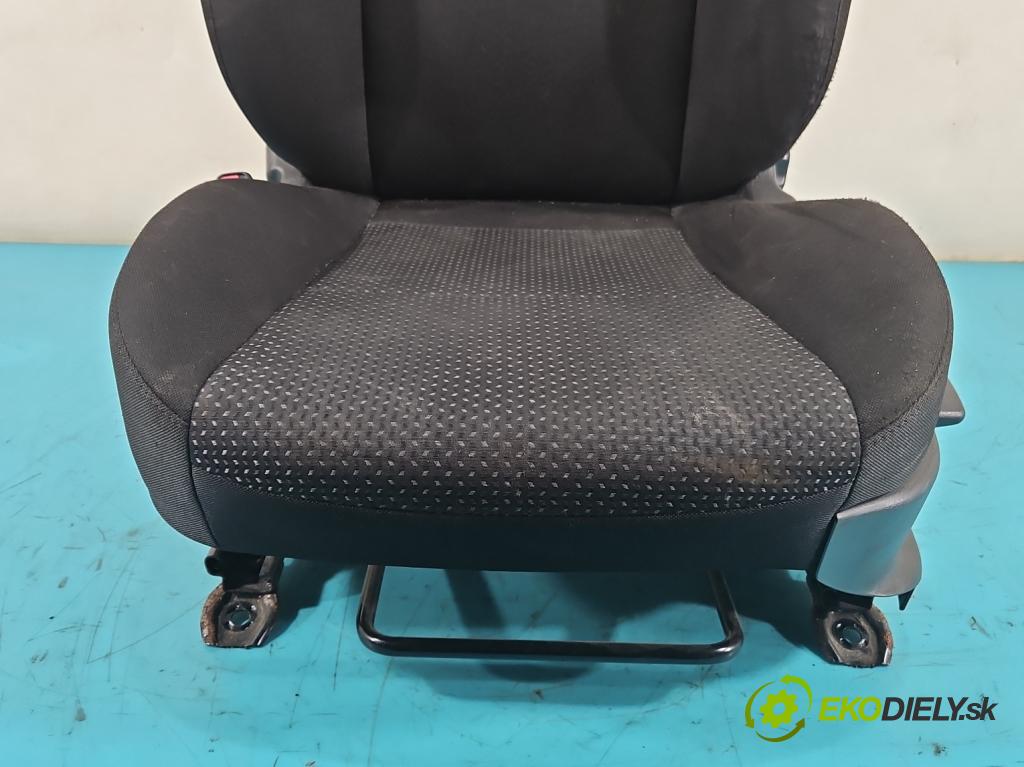 Hyundai I30 I 2007-2012 1.4 16V (G4FA) 109 HP manual 80 kW 1396 cm3 5- Sedačka ľavý  (Sedačky, sedadlá)