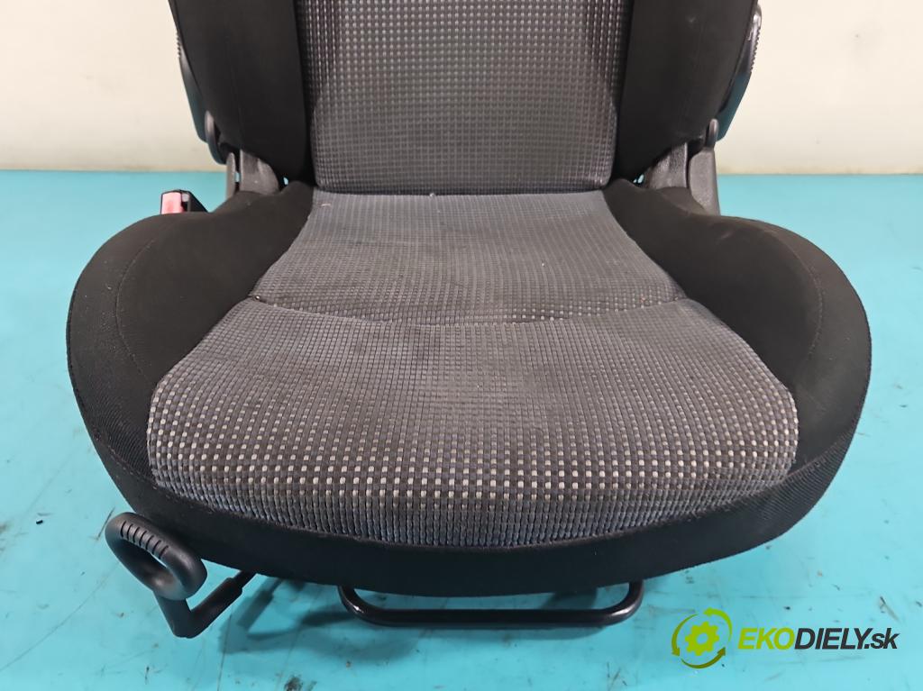 Peugeot 206 1.4b: 75 HP manual 55 kW 1360 cm3 3- Sedačka ľavý  (Sedačky, sedadlá)