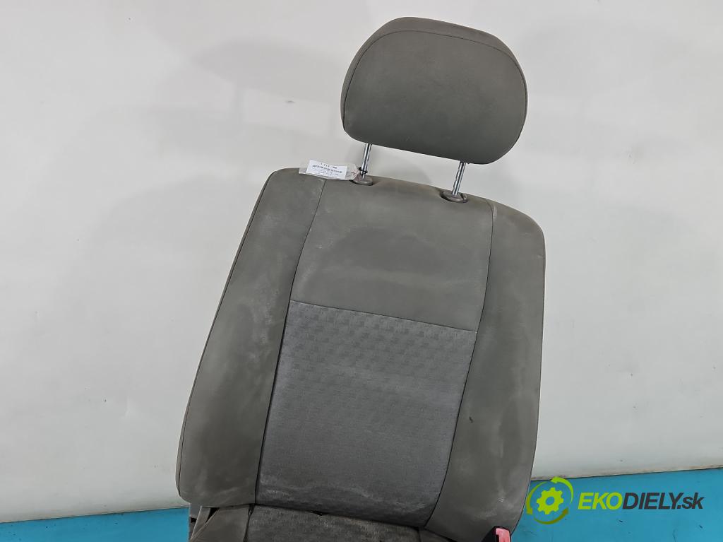 Jeep Cherokee KJ 2001-2008 3.7 V6 204 HP automatic 150 kW 3700 cm3 5- Sedačka pravý  (Sedačky, sedadlá)