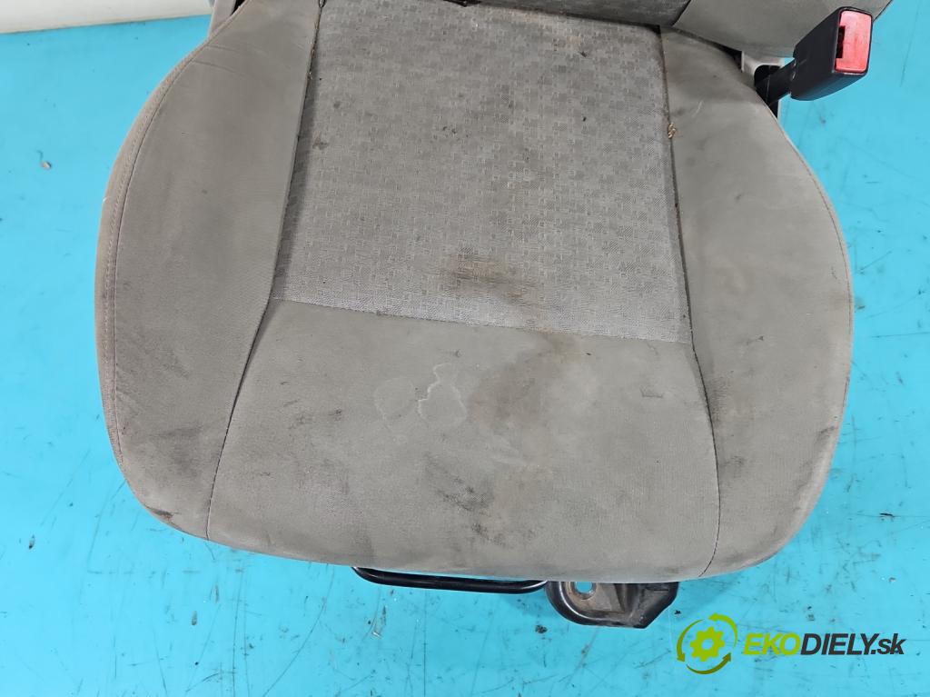 Jeep Cherokee KJ 2001-2008 3.7 V6 204 HP automatic 150 kW 3700 cm3 5- Sedačka pravý  (Sedačky, sedadlá)