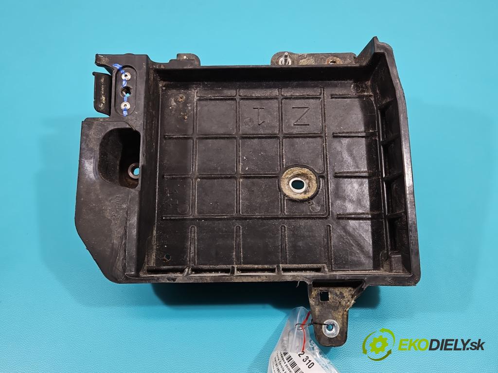 Toyota Corolla E21 2019- 1.6 16V 132  HP manual 97 kW 1598 cm3 4- obal akumulatora 74404-02840