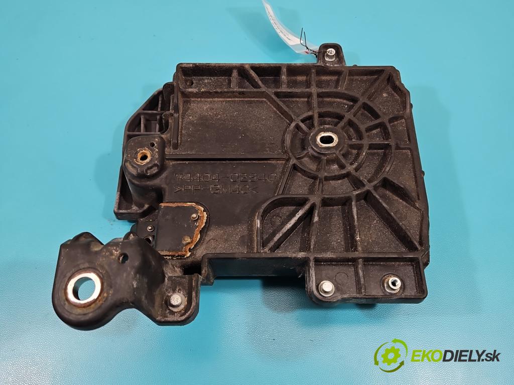 Toyota Corolla E21 2019- 1.6 16V 132  HP manual 97 kW 1598 cm3 4- obal akumulatora 74404-02840