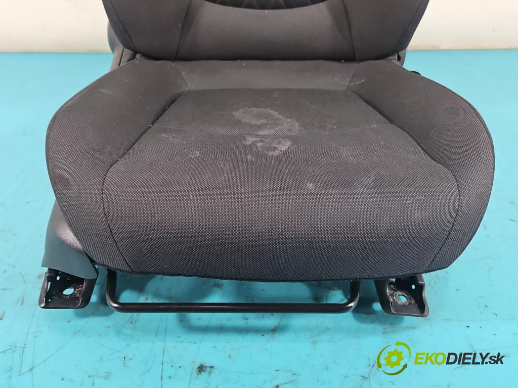 Toyota Corolla E21 2019- 1.6 16V 132  HP manual 97 kW 1598 cm3 4- Sedačka pravý  (Sedačky, sedadlá)