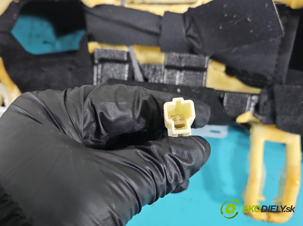 Toyota Corolla E21 2019- 1.6 16V 132  HP manual 97 kW 1598 cm3 4- Pohovka: zadné  (Sedačky, sedadlá)