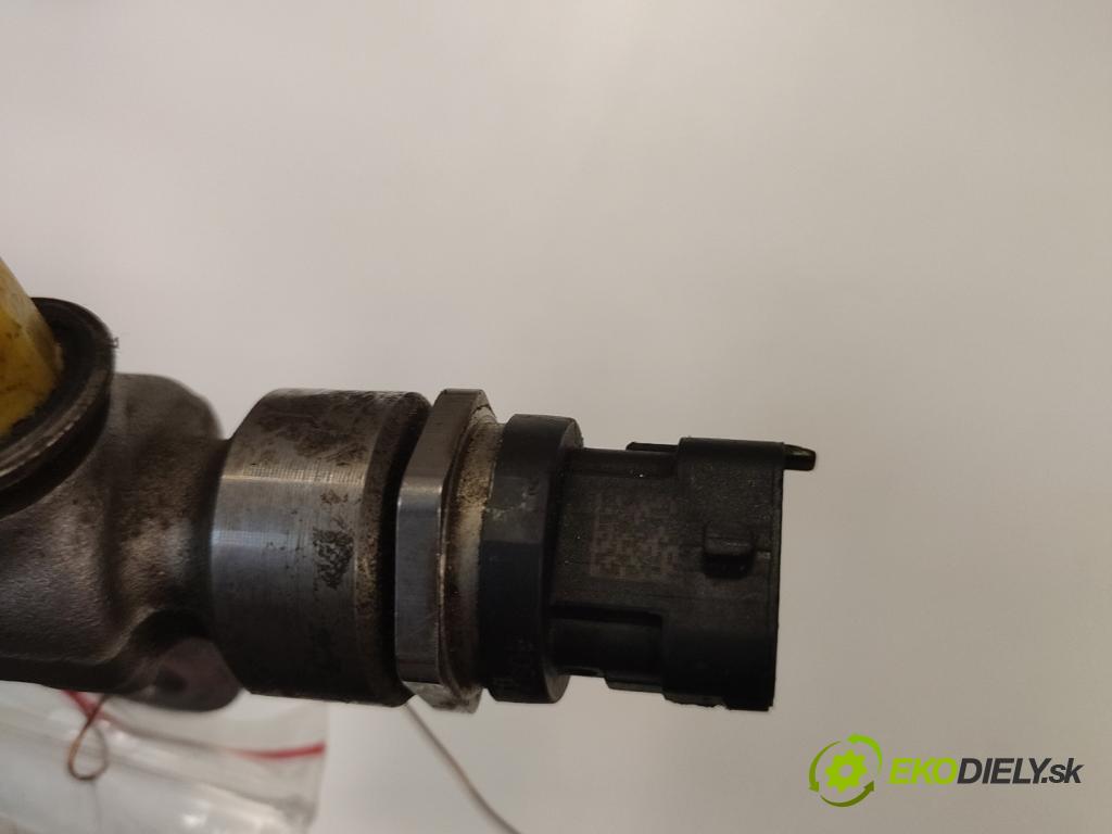 Nissan Qashqai I J10 2006-2013 2.0 dci 150 HP manual 110 kW 1994 cm3 5- lišta vstrekovacia 8200942721 (Vstrekovacie lišty)