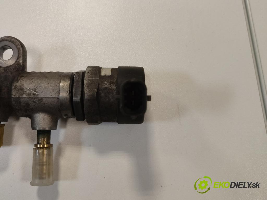 Nissan Qashqai I J10 2006-2013 2.0 dci 150 HP manual 110 kW 1994 cm3 5- lišta vstrekovacia 8200942721 (Vstrekovacie lišty)