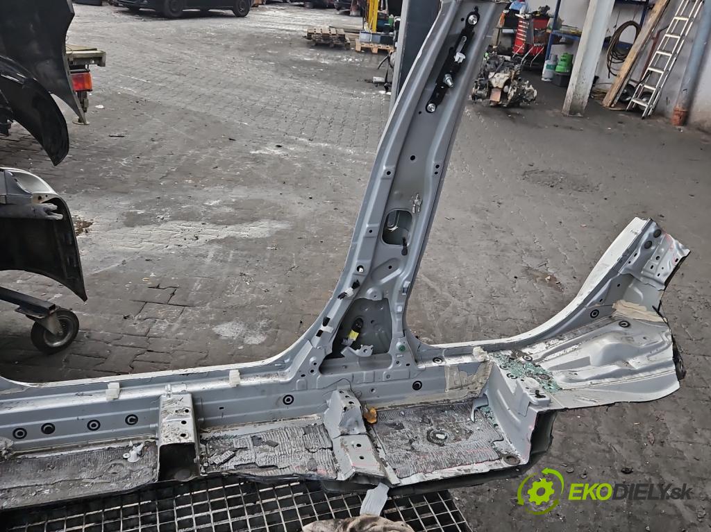 Toyota Corolla E21 2019- 1.6 16V 132 hp manual 97 kW 1598 cm3 4- práh pravý  (Ostatní)