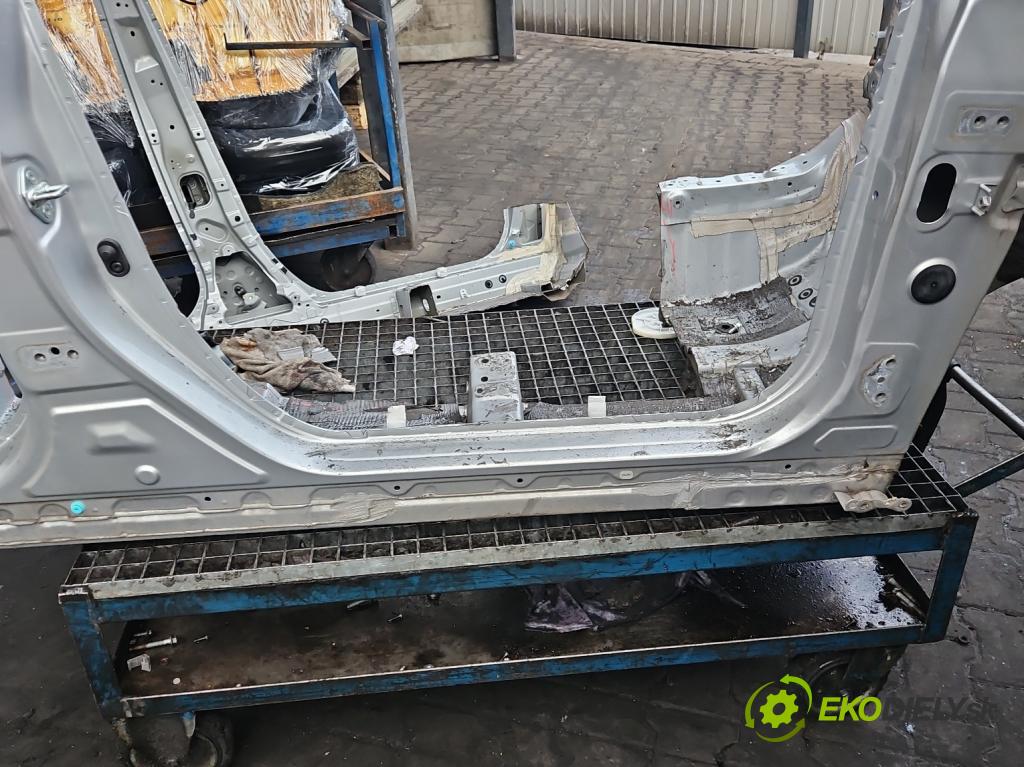 Toyota Corolla E21 2019- 1.6 16V 132 hp manual 97 kW 1598 cm3 4- práh pravý  (Ostatní)