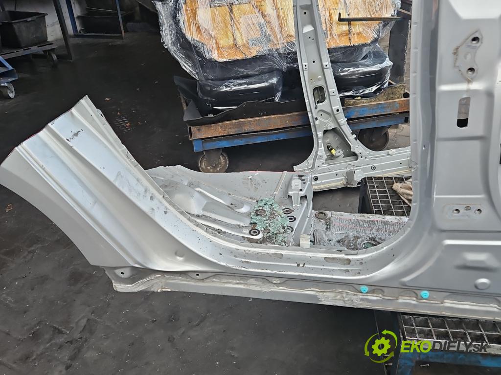 Toyota Corolla E21 2019- 1.6 16V 132 hp manual 97 kW 1598 cm3 4- práh pravý  (Ostatní)