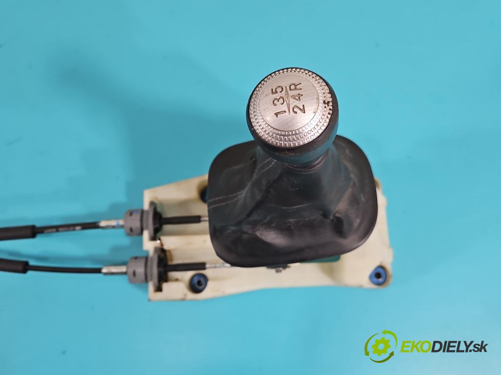 Hyundai Ix35 2.0 16V 163 HP manual 120 kW 1980 cm3 5- Páka: Změny: stupeň,rýchlosť 437002S100 (Rýchlostná páka (kulisa))