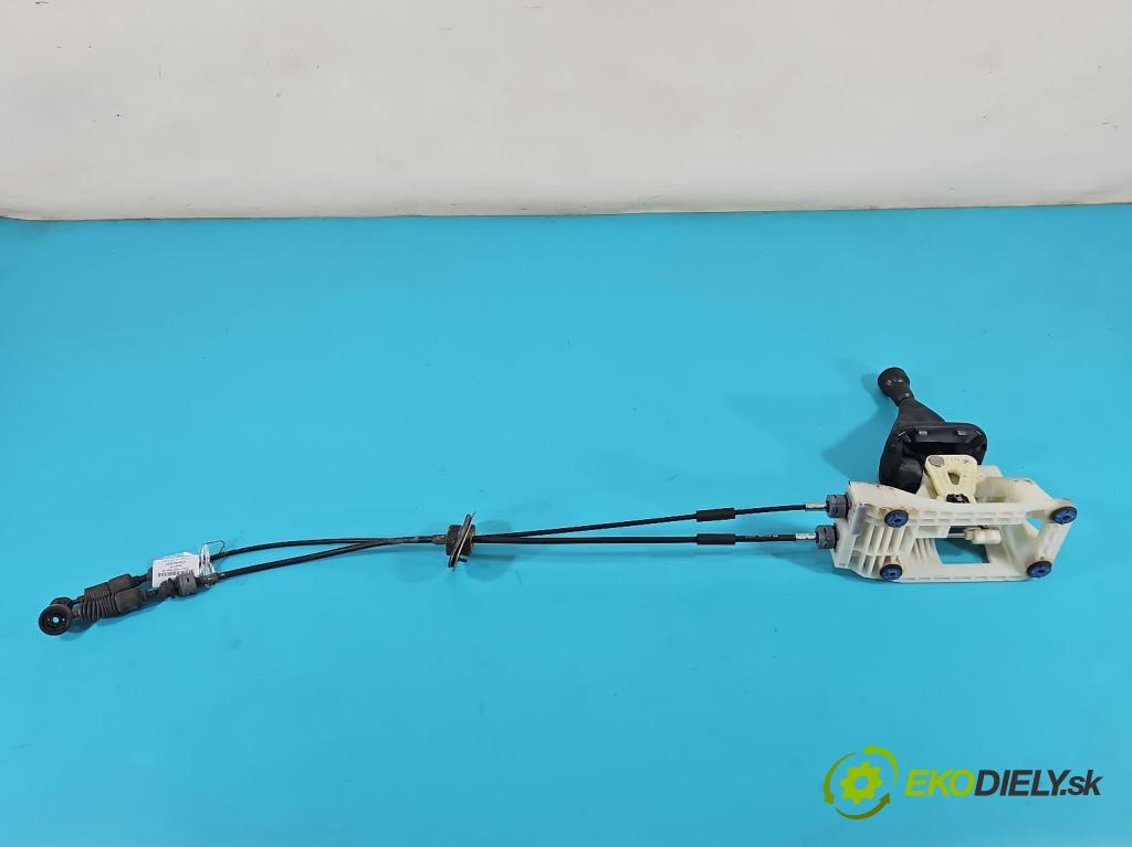 Hyundai Ix35 2.0 16V 163 HP manual 120 kW 1980 cm3 5- Páka: Změny: stupeň,rýchlosť 437002S100 (Rýchlostná páka (kulisa))