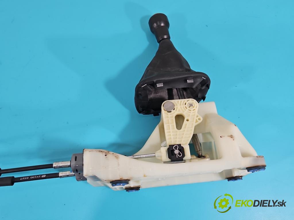 Hyundai Ix35 2.0 16V 163 HP manual 120 kW 1980 cm3 5- Páka: Změny: stupeň,rýchlosť 437002S100 (Rýchlostná páka (kulisa))